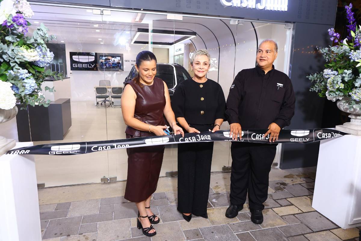 Corte de cinta inaugural de la nueva sala de exhibición de la marca automotriz en el centro comercial La Galería, Tegucigalpa.