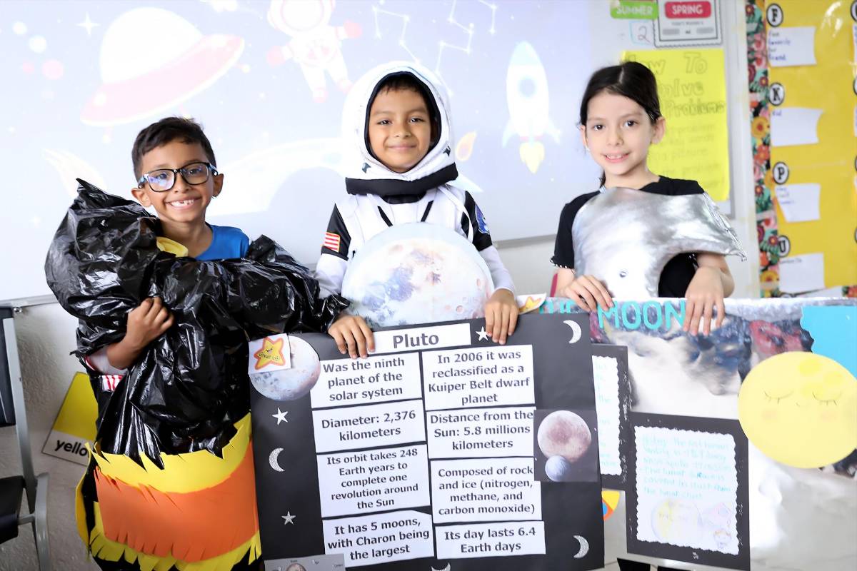 First Grade de Macris School explora el Sistema Solar