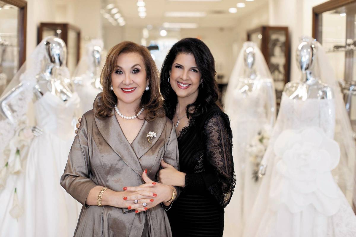 “Vestir a una novia es un momento profundamente emotivo. Sentimos la misma emoción hoy que hace 35 años, porque hemos aprendido que, sin importar la cultura, la raza, el idioma o las medidas, una novia siempre desea sentirse hermosa en el día de su boda.