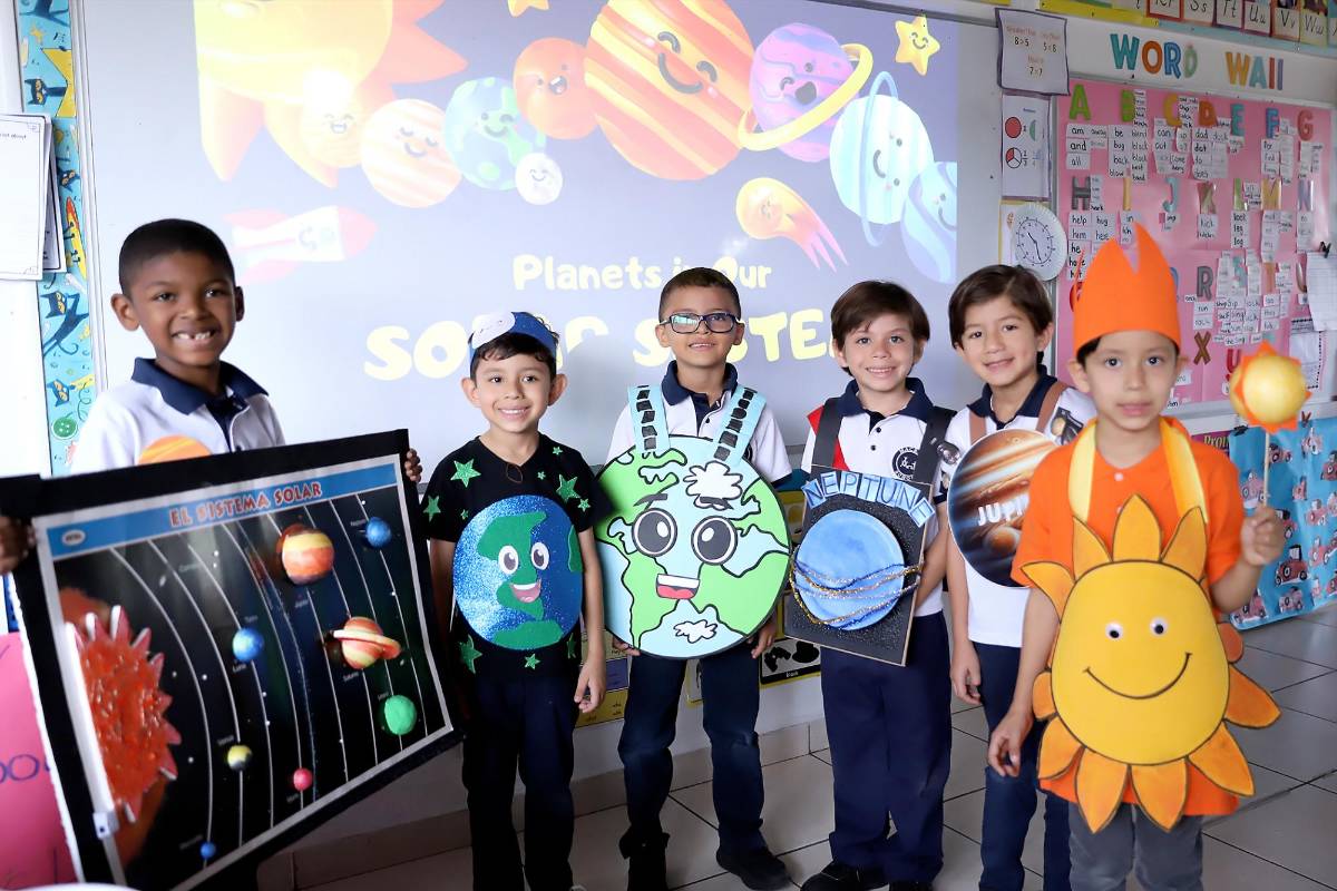First Grade de Macris School explora el Sistema Solar