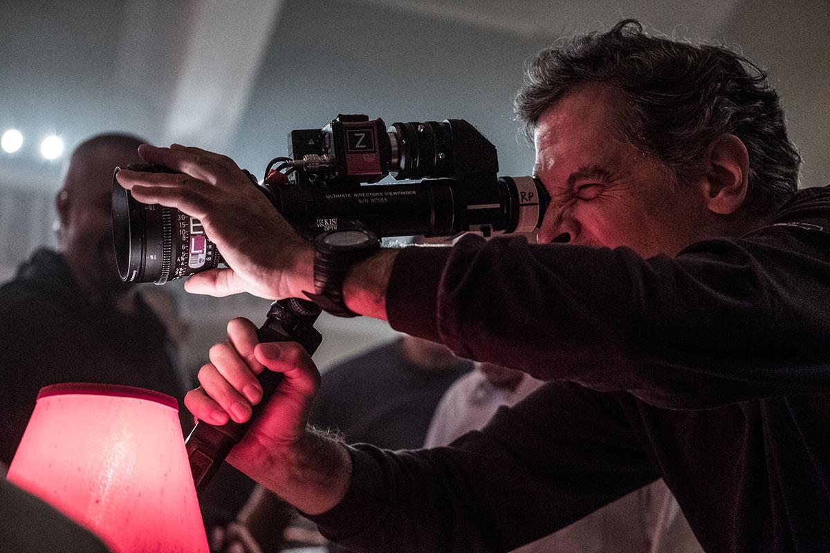 Visualmente ExtraordinariaRodrigo Prieto mostró su talento como director de fotografía a mediados de este año con Barbie, y ahora vuelve a hacerlo con “Killers of the Flower Moon.” La película está llena de imágenes hermosas pero inquietantes. Juega con los colores y la iluminación para exhibir a los nativos en autenticidad. La relación que Prieto crea entre la naturaleza y la cámara hace que los espectadores se adentren a la época.