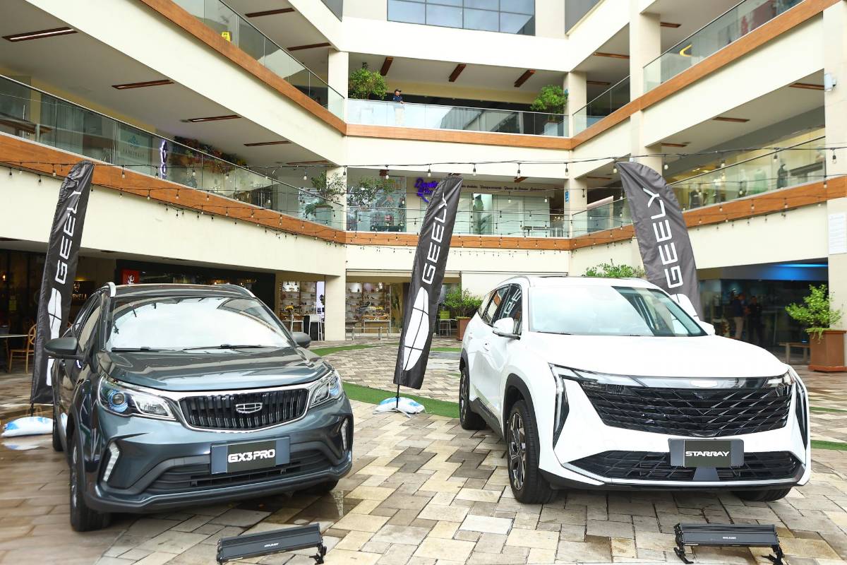 Vehículos Geely en exhibición para los visitantes en La Galería.