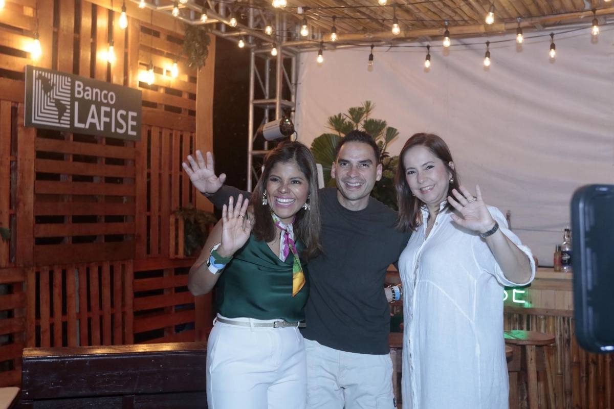 Tania Lozano, Carlos Cerna y Sandra Mata presentes en el stand de Banco LAFISE.