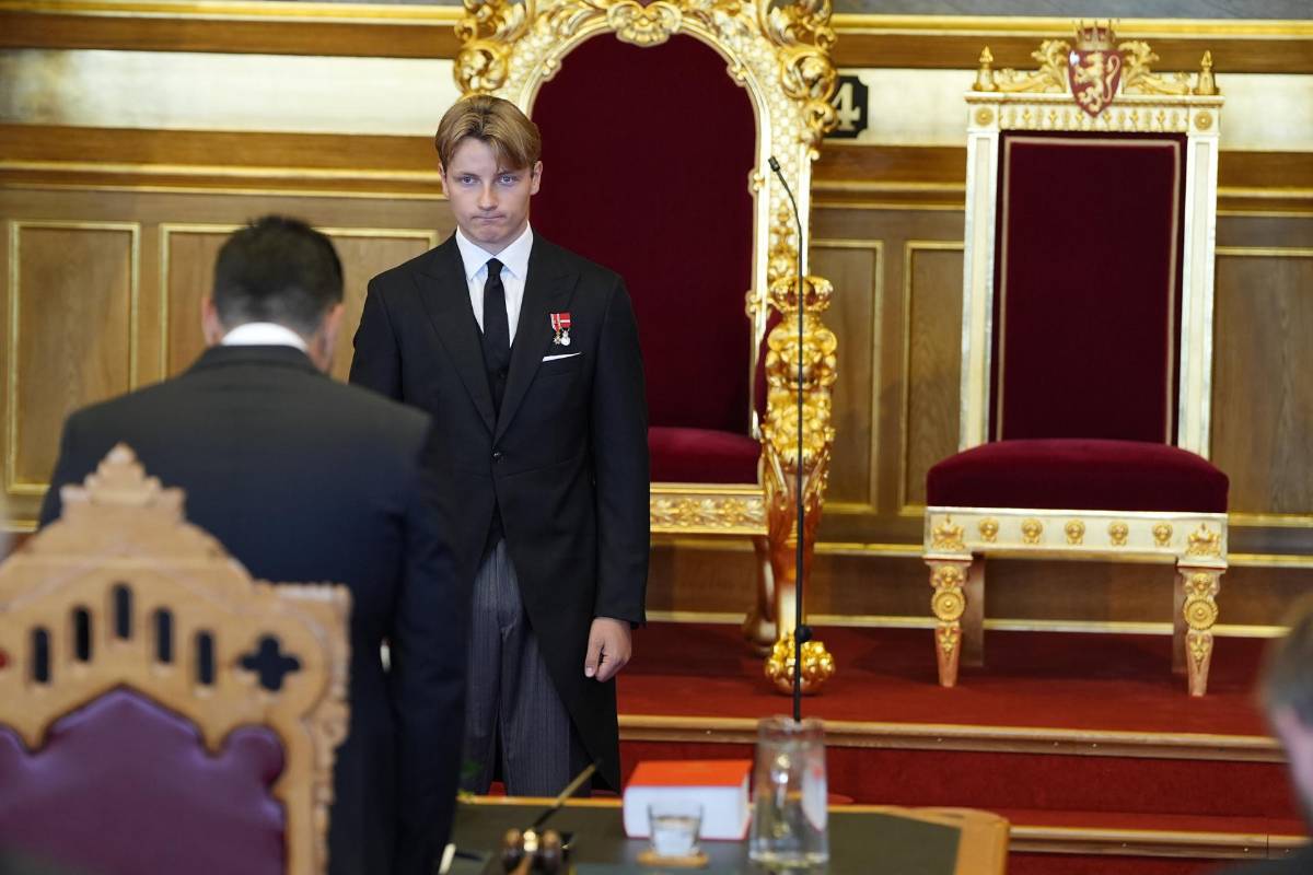 El Rey Haakon VIII jura lealtad a la Constitución de Noruega