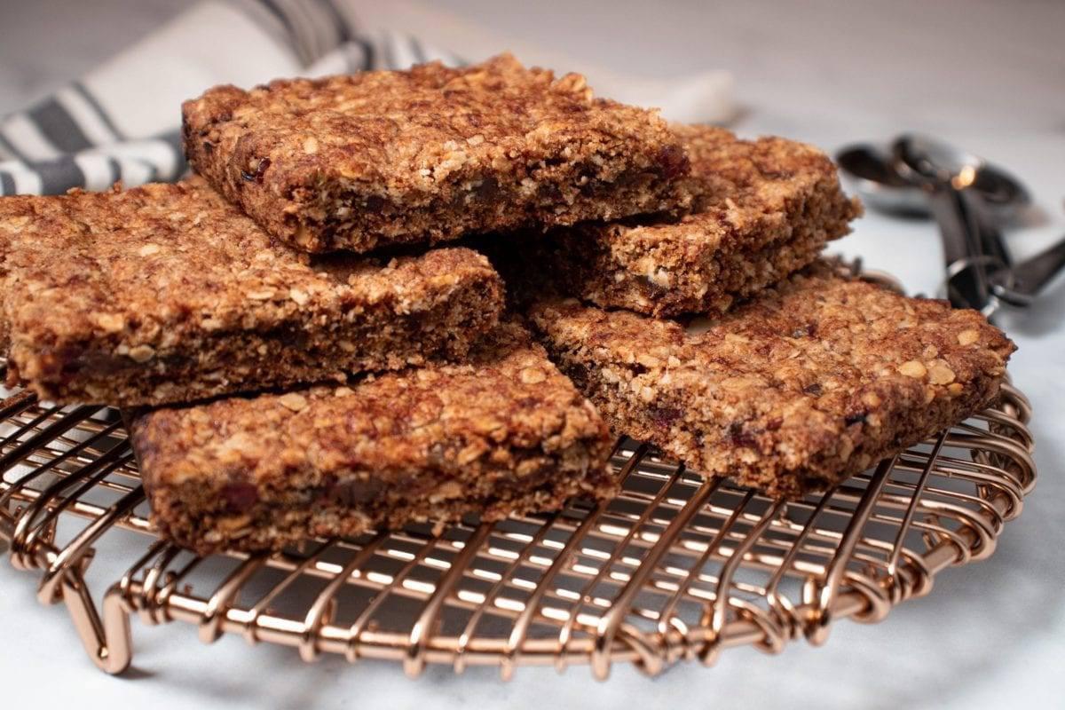 Para un snack rico en fibra y minerales, tritura una taza de dátiles sin hueso con media taza de avena y una cucharadita de cacao sin azúcar. Extiende la masa en un molde, refrigera hasta que endurezca y corta en barritas.