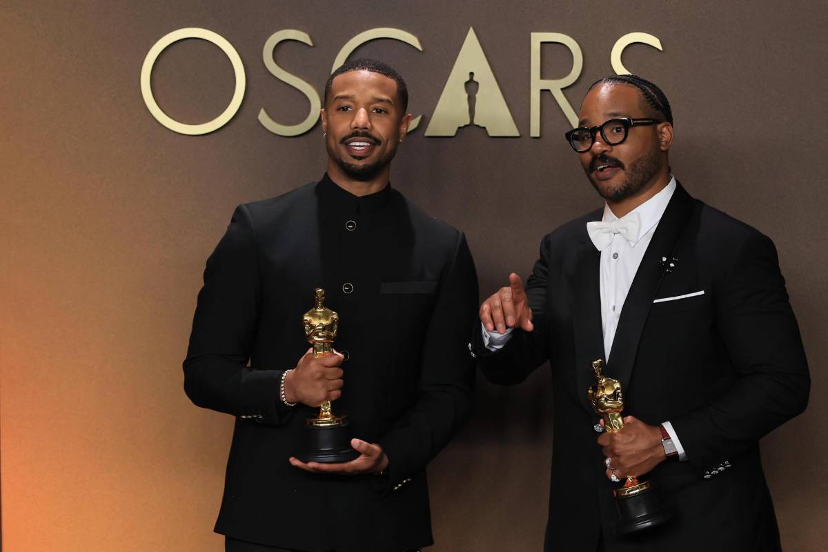 Michael B. Jordan y Ryan Coogler posan con las estatuillas a mejor actor y mejor guión original por <i>Sinners </i>en la ceremonia 98º de los premios Óscar, en Los Ángeles