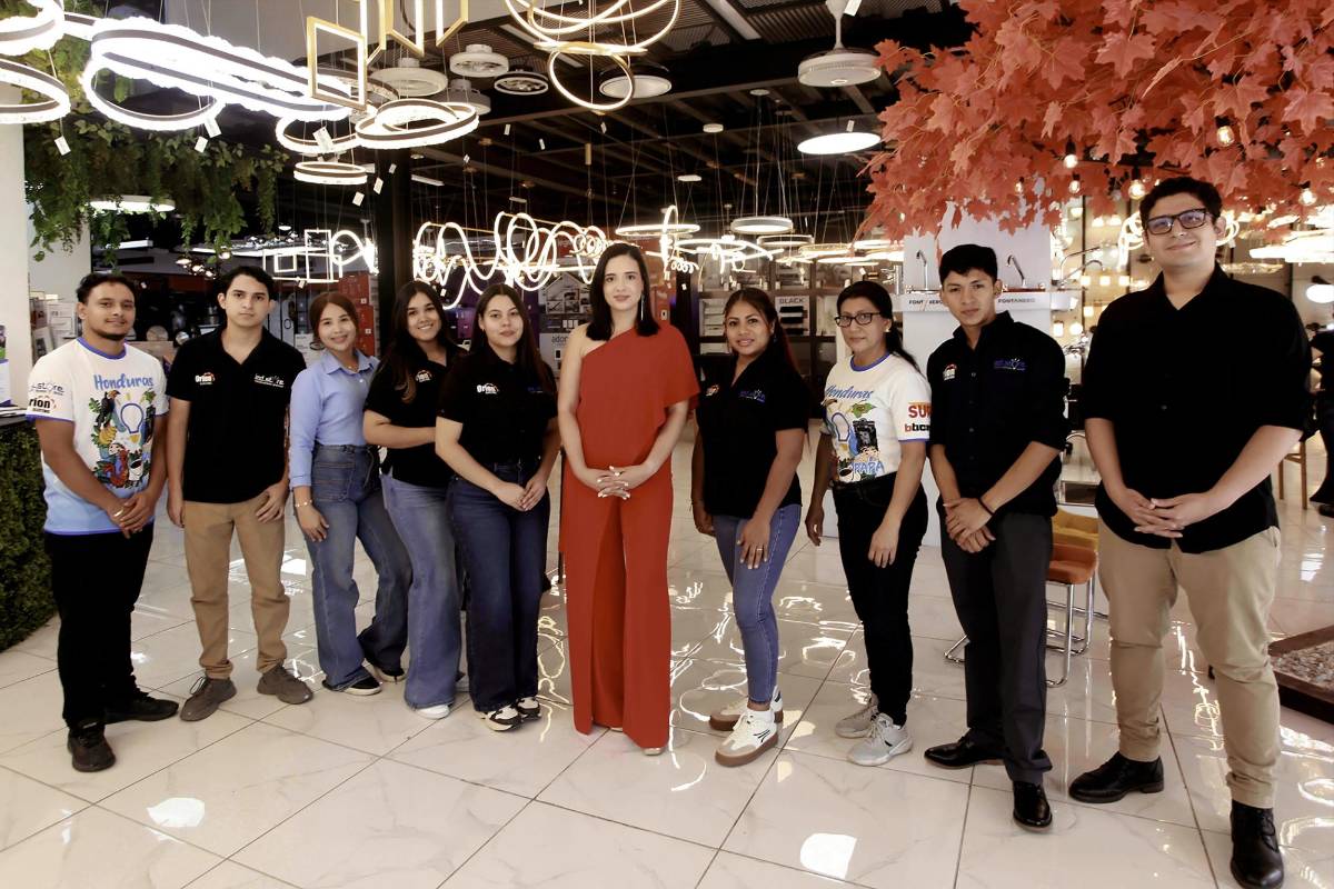 Kathia Flores, Gerente de Mercadeo de LED Store en compañía de los colaboradores de la tienda.
