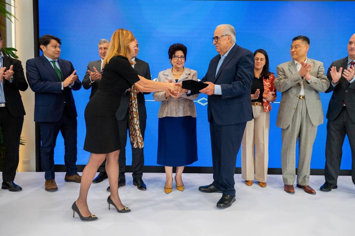 BCIE rinde homenaje a su expresidente ejecutivo, Federico Álvarez Fernández