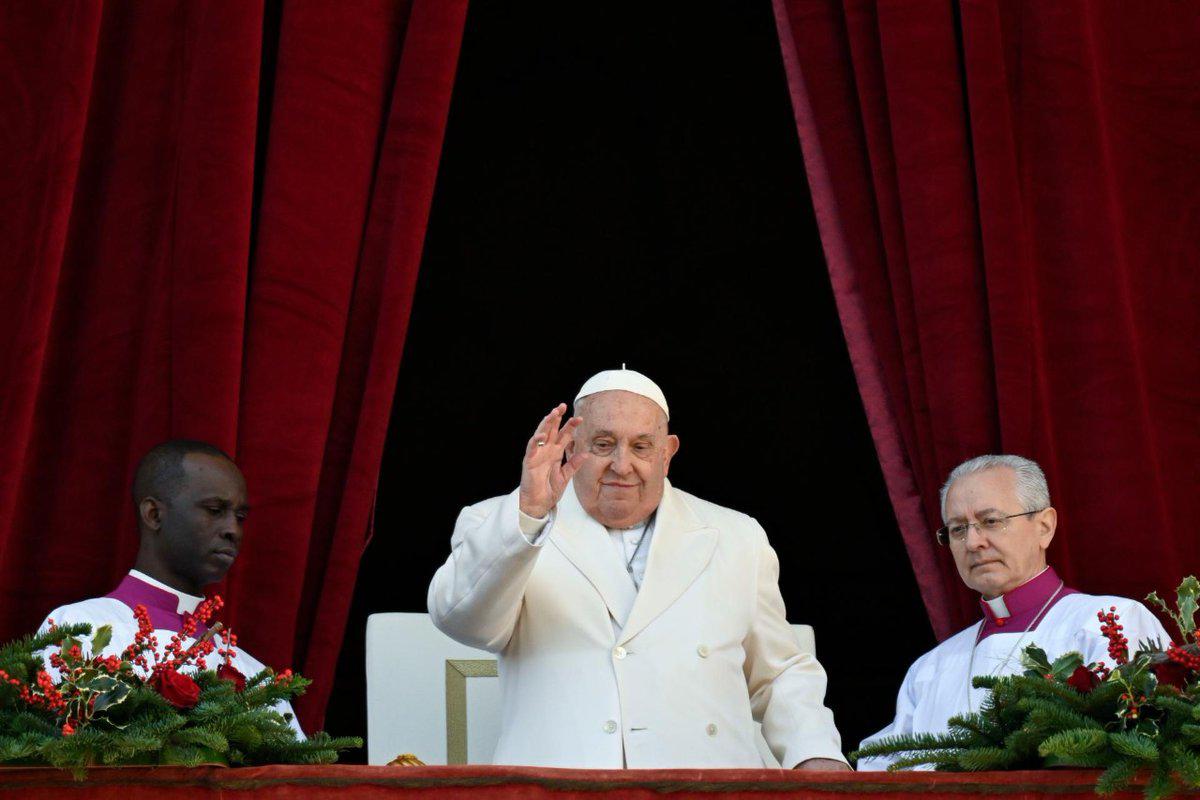 Políticamente, el Papa abordó temas como la gentrificación y el aumento descontrolado de los alquileres, criticando cómo estos fenómenos desplazan a las comunidades menos privilegiadas. Además, abogó por una mayor justicia fiscal, instando a que los más ricos contribuyan equitativamente al bienestar común.