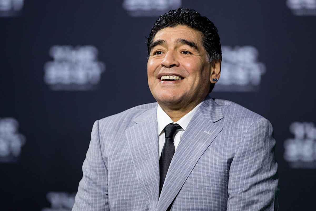 <b>Diego Maradona</b>En octubre del 2014 se difundió una video donde el exfutbolista aparece golpeando a su entonces pareja, Rocío Oliva. Maradona negó dichas acusaciones y explicó que tan solo trataba de quitarle el teléfono para que dejara de grabarlo.