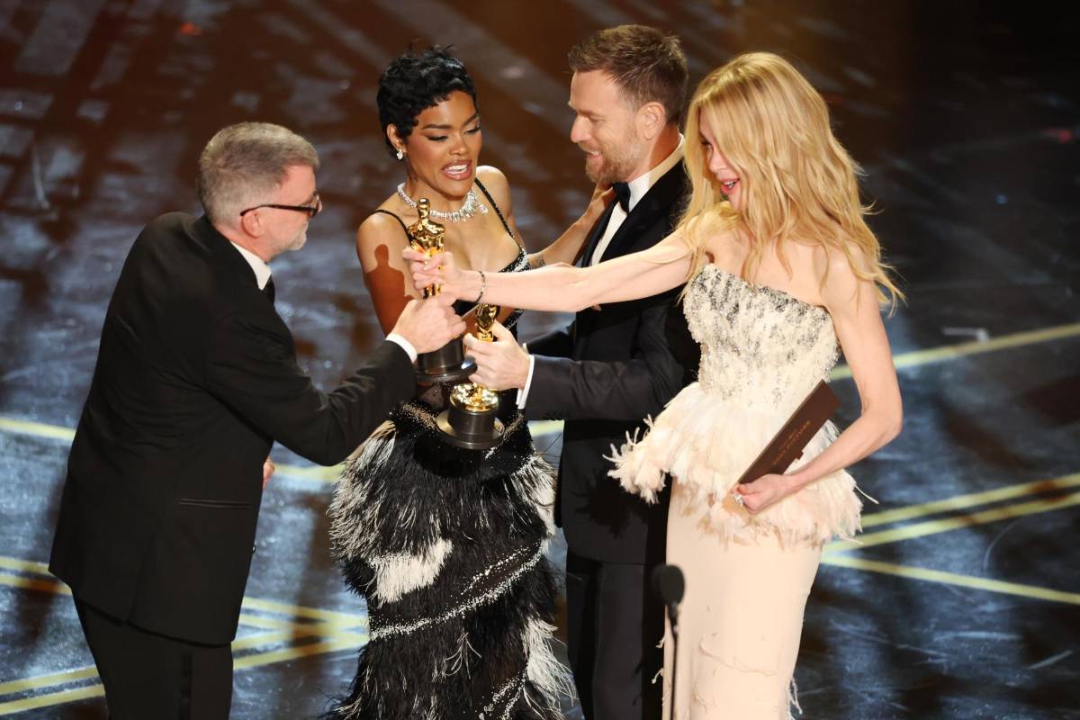 Paul Thomas Anderson y Teyana Taylor reciben el Oscar a la Mejor Película por <i>One Battle After Another</i> de manos de Nicole Kidman y Ewan McGregor durante la 98 ceremonia anual de los Premios Óscar en el Dolby Theatre de Los Ángeles, California