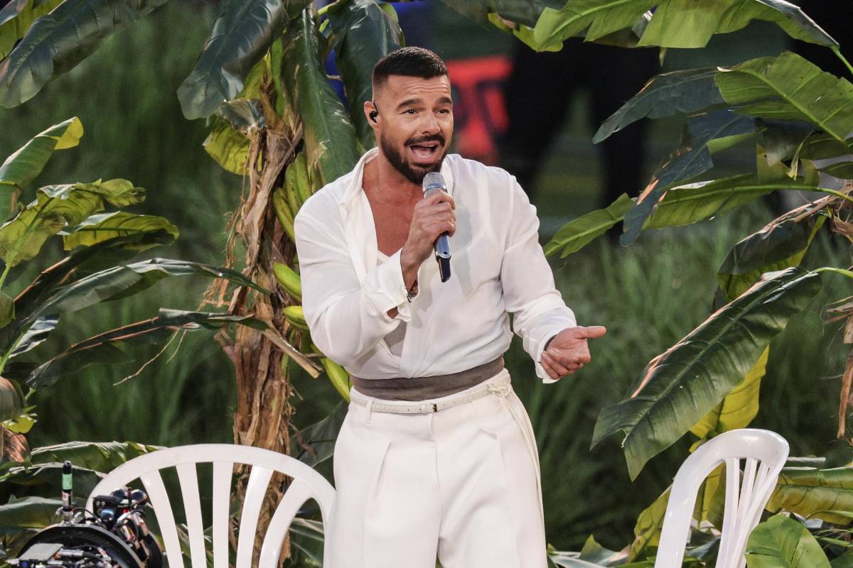 Ricky Martin interpretó el tema de Bad Bunny<i> Lo que le pasó a Hawai </i>. EFE/EPA/CHRIS TORRES