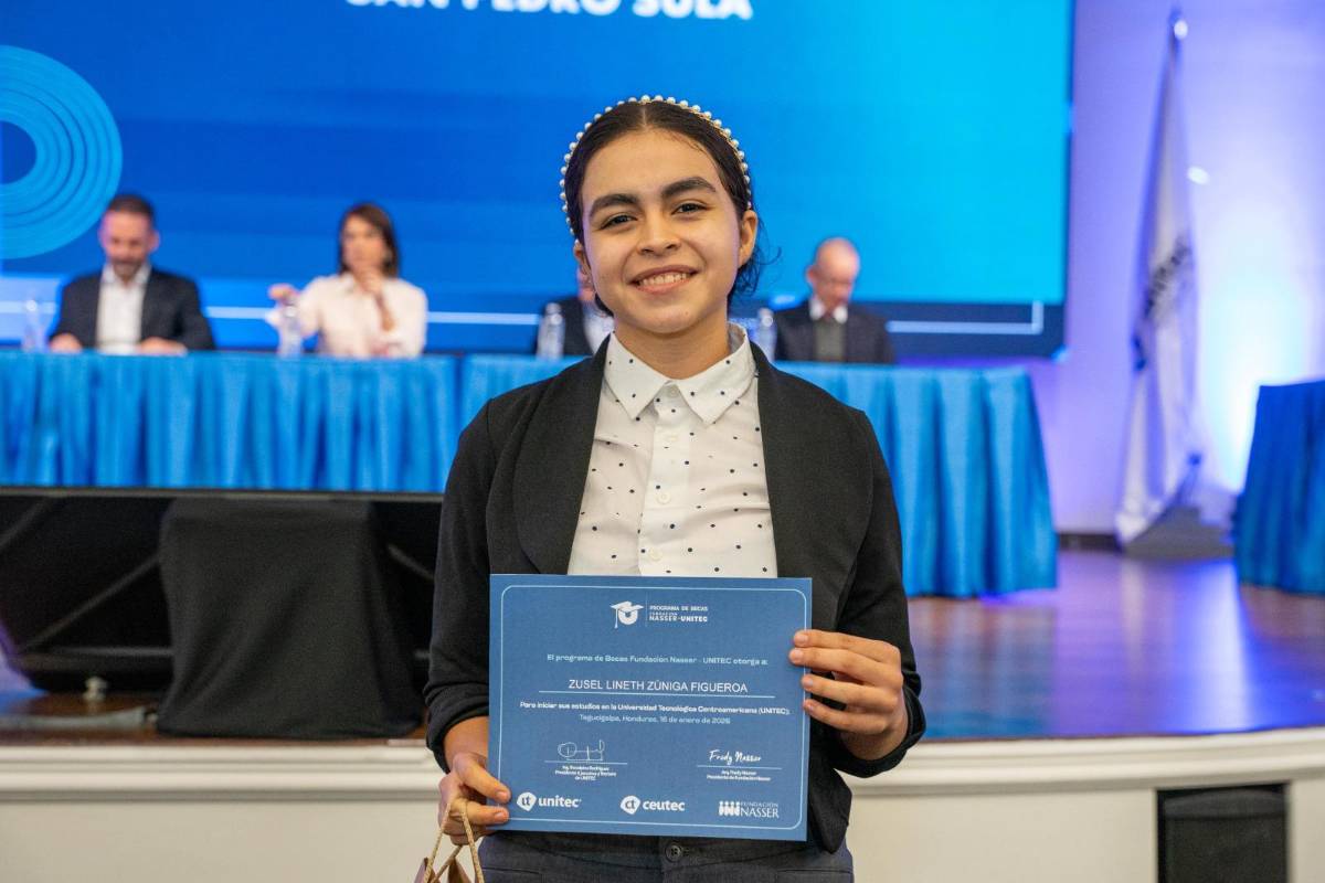 Joven beneficiaria del Programa de Becas Fundación Nasser–UNITEC celebra su ingreso a la educación superior, como parte de una iniciativa que impulsa el talento y la inclusión educativa.