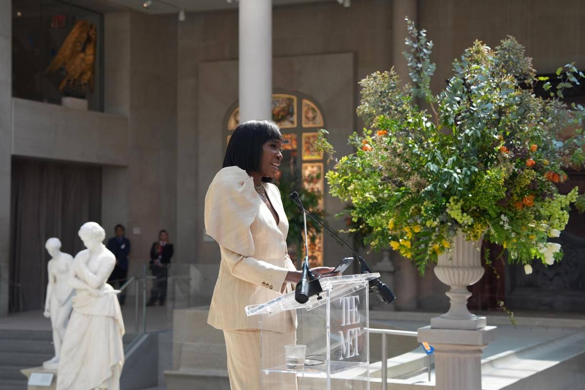 La tenista Venus Williams, habla durante el evento 'Costume Art' este lunes, en el Museo Metropolitano de Arte de Nueva York (Met), en Nueva York (EE.UU.). El Met presenta 'Costume Art', la exposición de primavera del Costume Institute que explora la relación histórica entre la vestimenta y el cuerpo humano al emparejar prendas con obras de arte occidental desde la prehistoria hasta la actualidad, en el marco de la Met Gala. EFE/ Octavio Guzmán