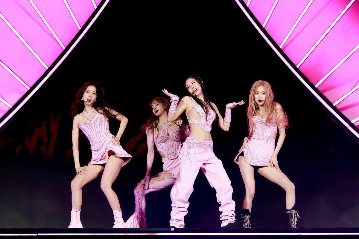 BLACKPINK, la girlband más importante del mundo, arrasó en el segundo fin de semana de Coachella. Las chicas fueron las más buscadas en las redes sociales. Los colores de sus looks fueron el negro y el rosa, así como describe el nombre del grupo.