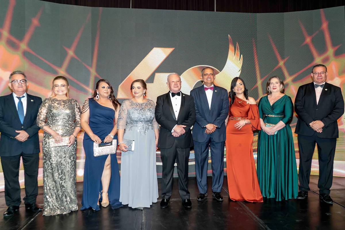 José Luis Mejía, Sandra García, Diana Salgado, Marina Castellanos, Roger Danilo Valladares, Javier Mejía, Nancy Mencías, Gloria Mejía y Leopoldo Crivelli.