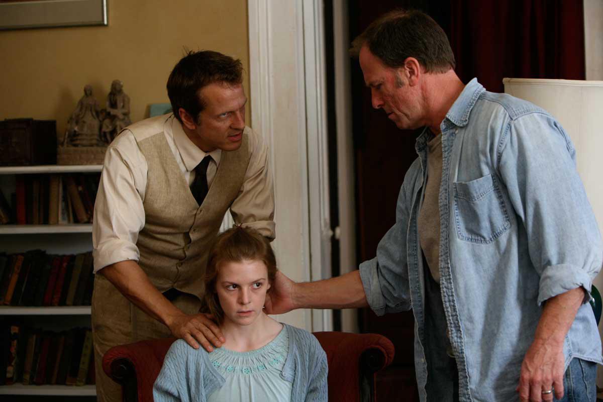 THE LAST EXORCISM (2010) Daniel Stamm dirige esta película (falso documental) en la que el reverendo evangelista Cotton Marcus (Patrick Fabian) invita a un equipo de rodaje a que le sigan para documentar sus últimos días como exorcista en una zona rural de Louisiana. Pero su fe pronto se verá puesta a prueba cuando conoce a Nell (Ashely Bell), una adolescente presa de posesión demoníaca que hará que Marcus se enfrente con el demonio.