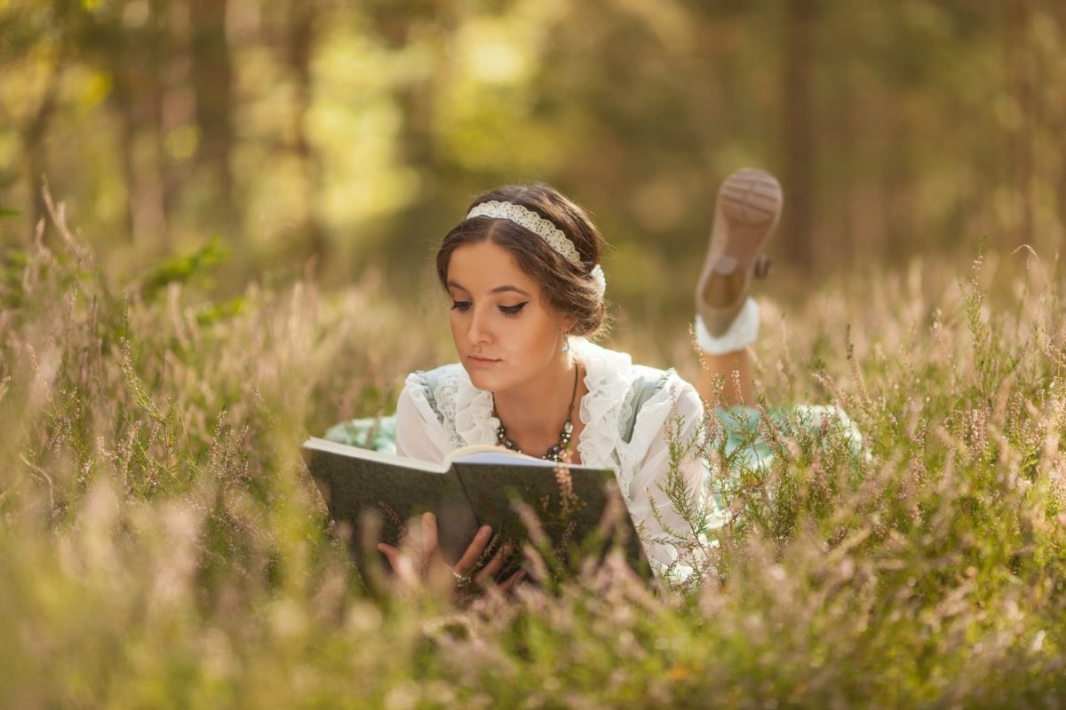 Disminuye el estrés. Aunque no parezca tan cierto, ya que mientras vas leyendo transcurren muchos sucesos que te dejan con los nervios a flor de piel, varios estudios han determinado que la lectura es igual de relajante que cualquier actividad que asociemos con la tranquilidad, como la meditación. 