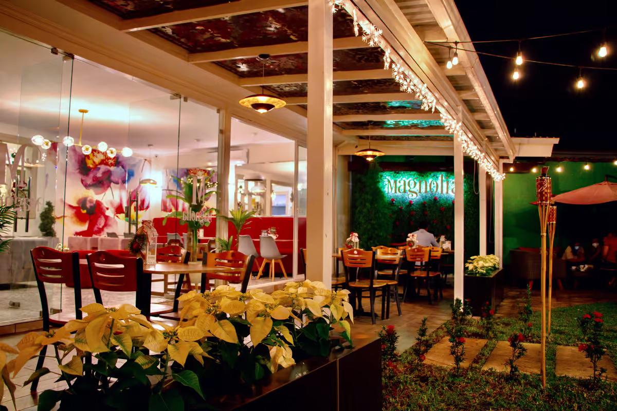 <b>Magnolia</b>, ubicado en la calle Real de Minas, ofrece vivir una experiencia diferente en un ambiente natural, elegante y familiar, con una fusión entre cocina nacional e internacional, productos frescos de panadería, repostería, variedad de métodos de café perfilado y vinos importados.