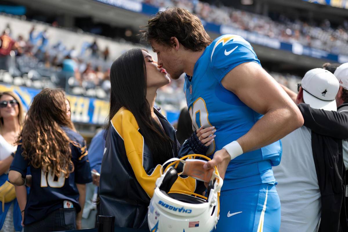 Madison Beer y Justin Herbert se comprometen