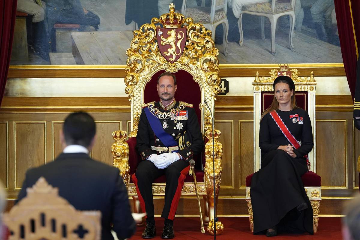 El Rey Haakon VIII jura lealtad a la Constitución de Noruega