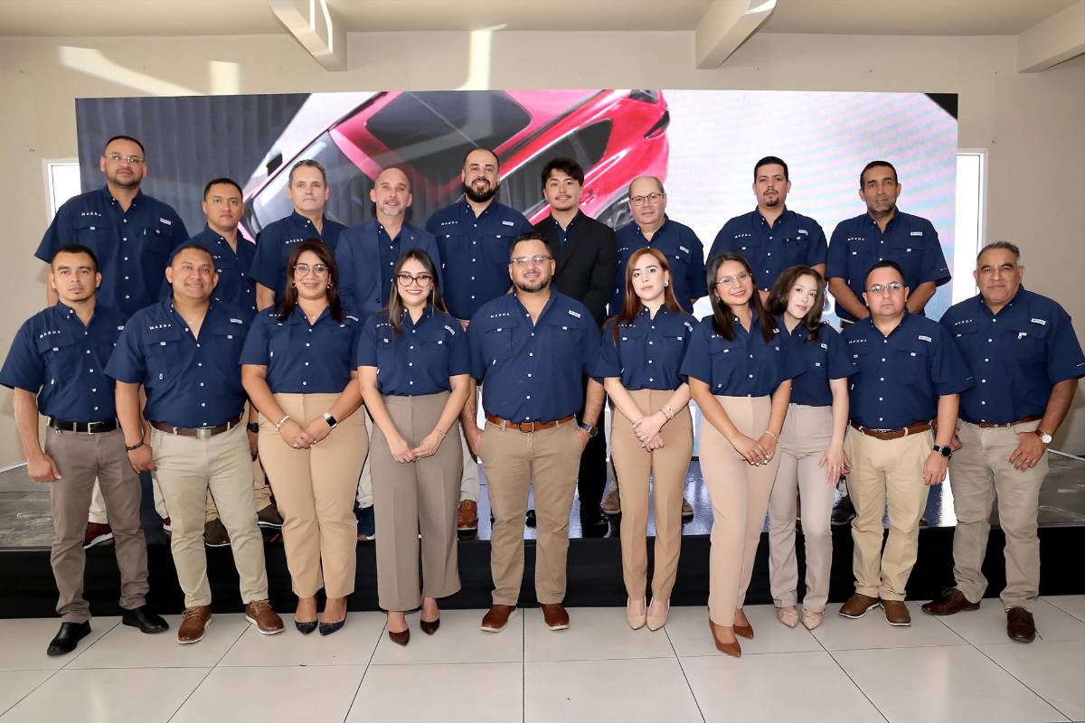 Equipo de ejecutivos y colaboradores durante la presentación oficial de la nueva Mazda CX-5 en Honduras