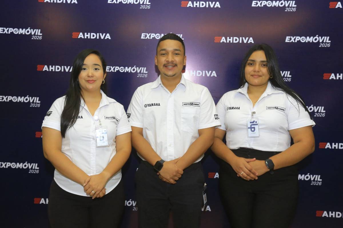 Andrea Pacheco con Alexis Guandique y Jennifer Hernández.