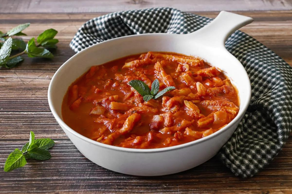 La trippa alla romana es una especialidad de Roma, está hecho de callos guisados en salsa de tomate agria y hierbas frescas picadas