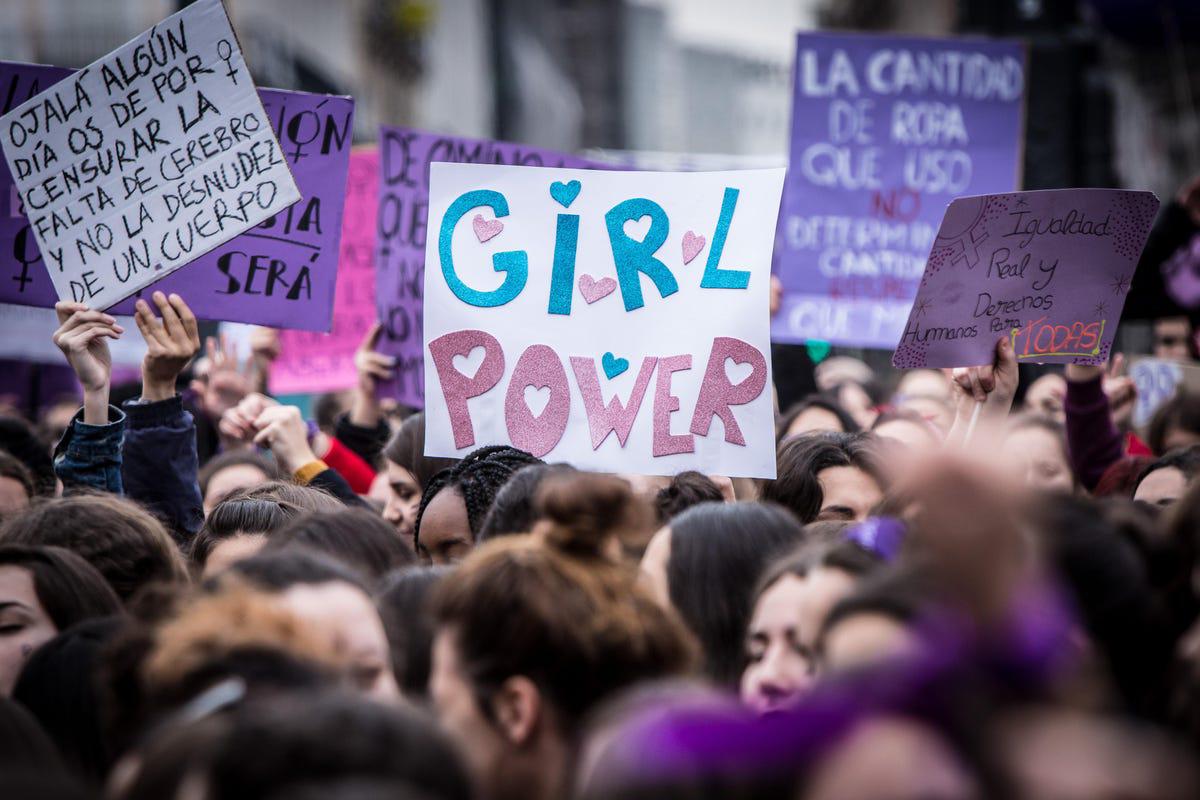 ¿Cuáles son los colores más utilizados en el Día de la Mujer y qué significan?