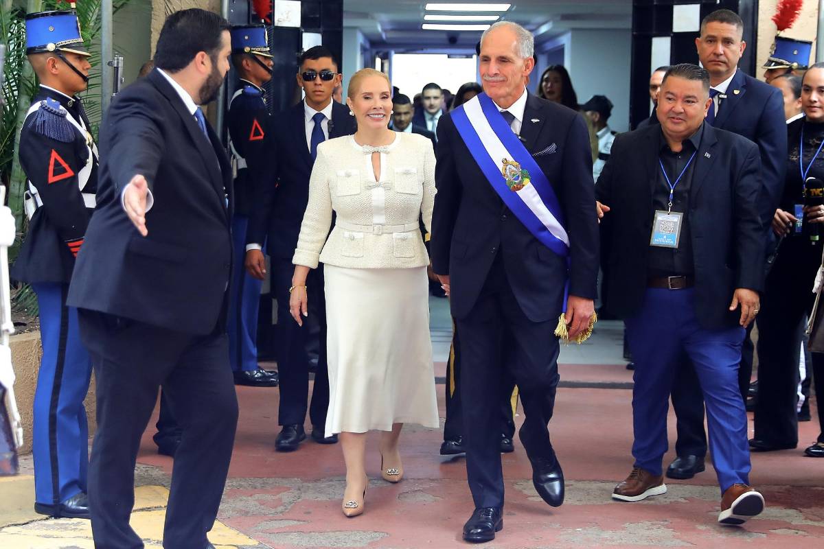 El presidente de Honduras, Nasry Asfura, y su esposa, Lissette del Cid, saludan luego de su investidura este martes en Tegucigalpa