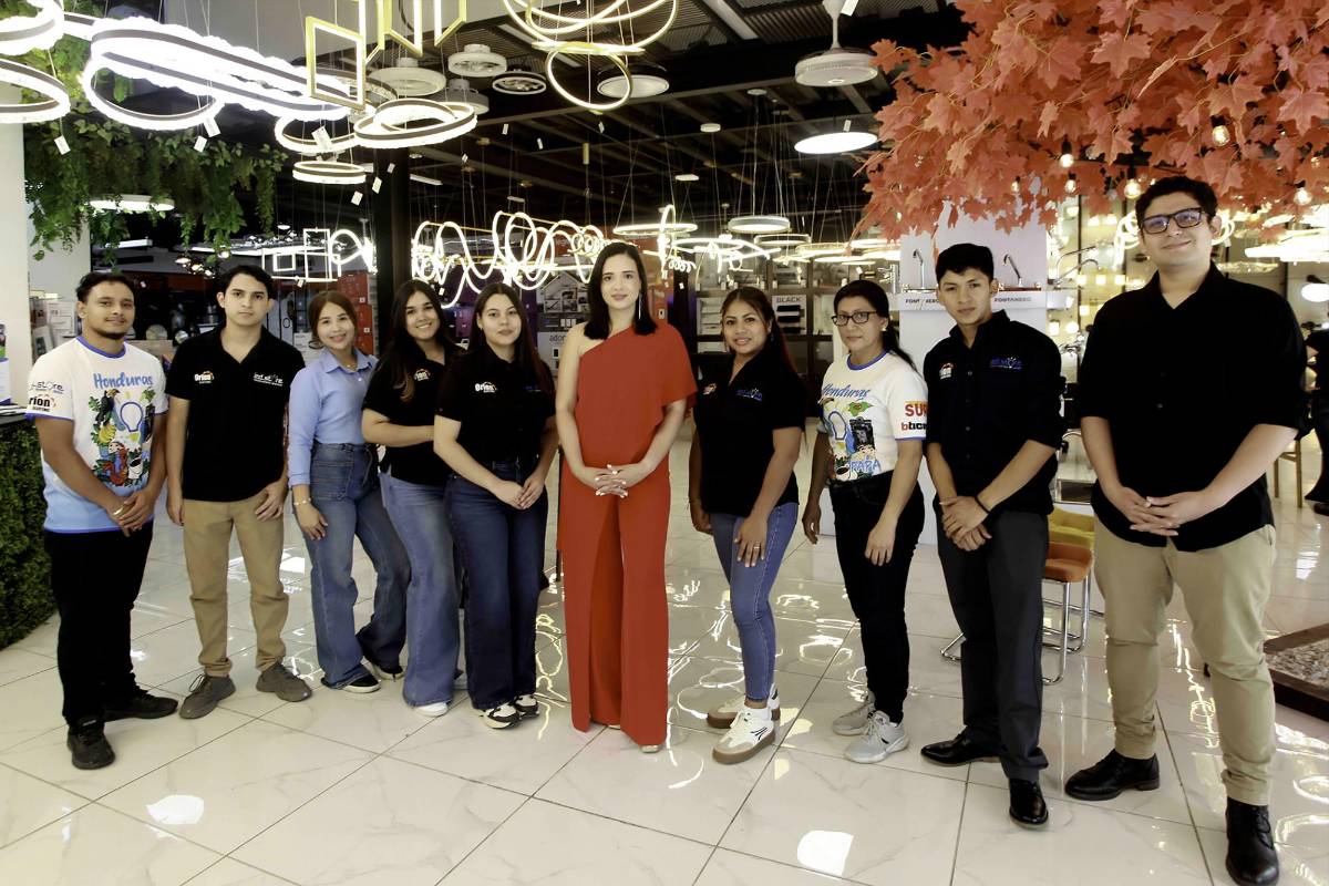 Kathia Flores, Gerente de Mercadeo de LED Store en compañía de los colaboradores de la tienda.