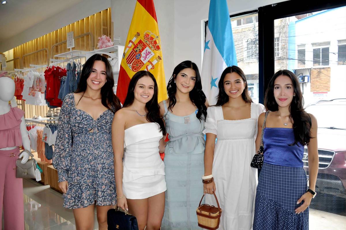 Paulina Hawit, Natalia Guillén, Valeria Illescas, Mariel Hawit y Sofía Mata.