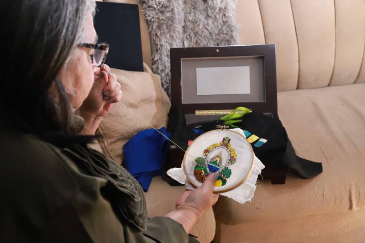 María de los Ángeles Valladares repasa los recuerdos de una vida dedicada a bordar la banda presidencial de Honduras.