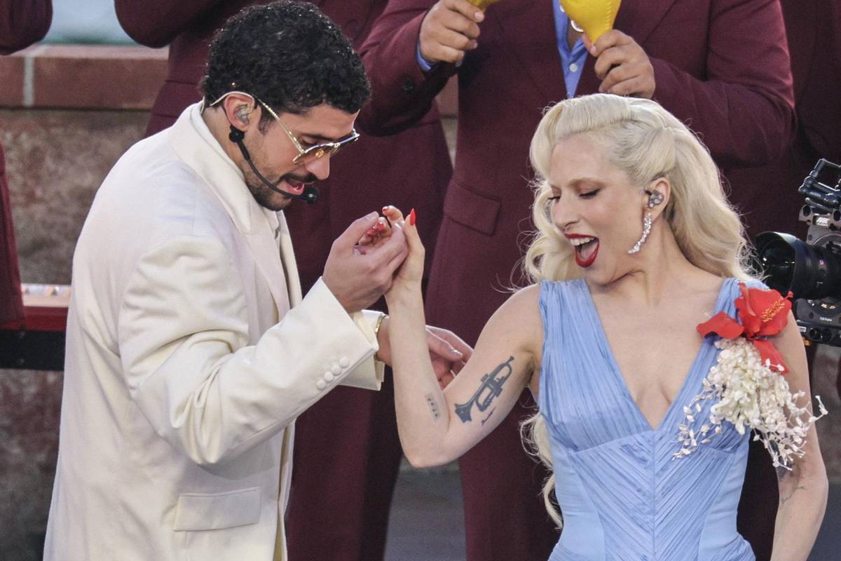 La química entre Bad Bunny y Lady Gaga fue espontánea en el escenario. EFE/Chris Torres