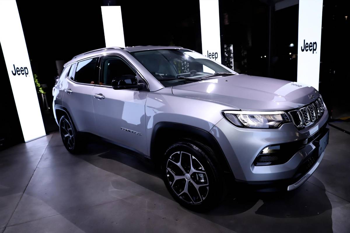 El Jeep Compass 2026 es un SUV compacto que destaca por su diseño robusto y su excelente capacidad todoterreno.
