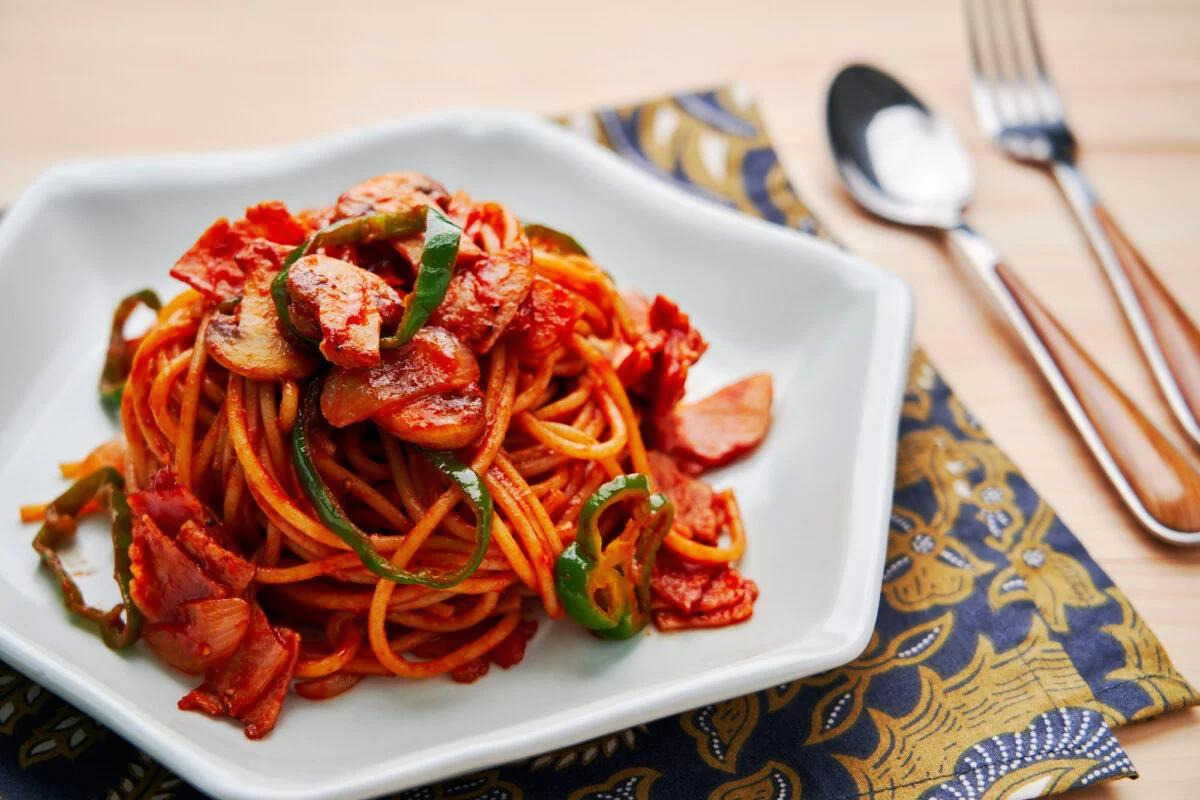 El spaghetti napolitan de Japón tiene como ingredientes principales el spaghetti, ketchup, cebolla, pimientos verdes, champiñones y salchichas. 