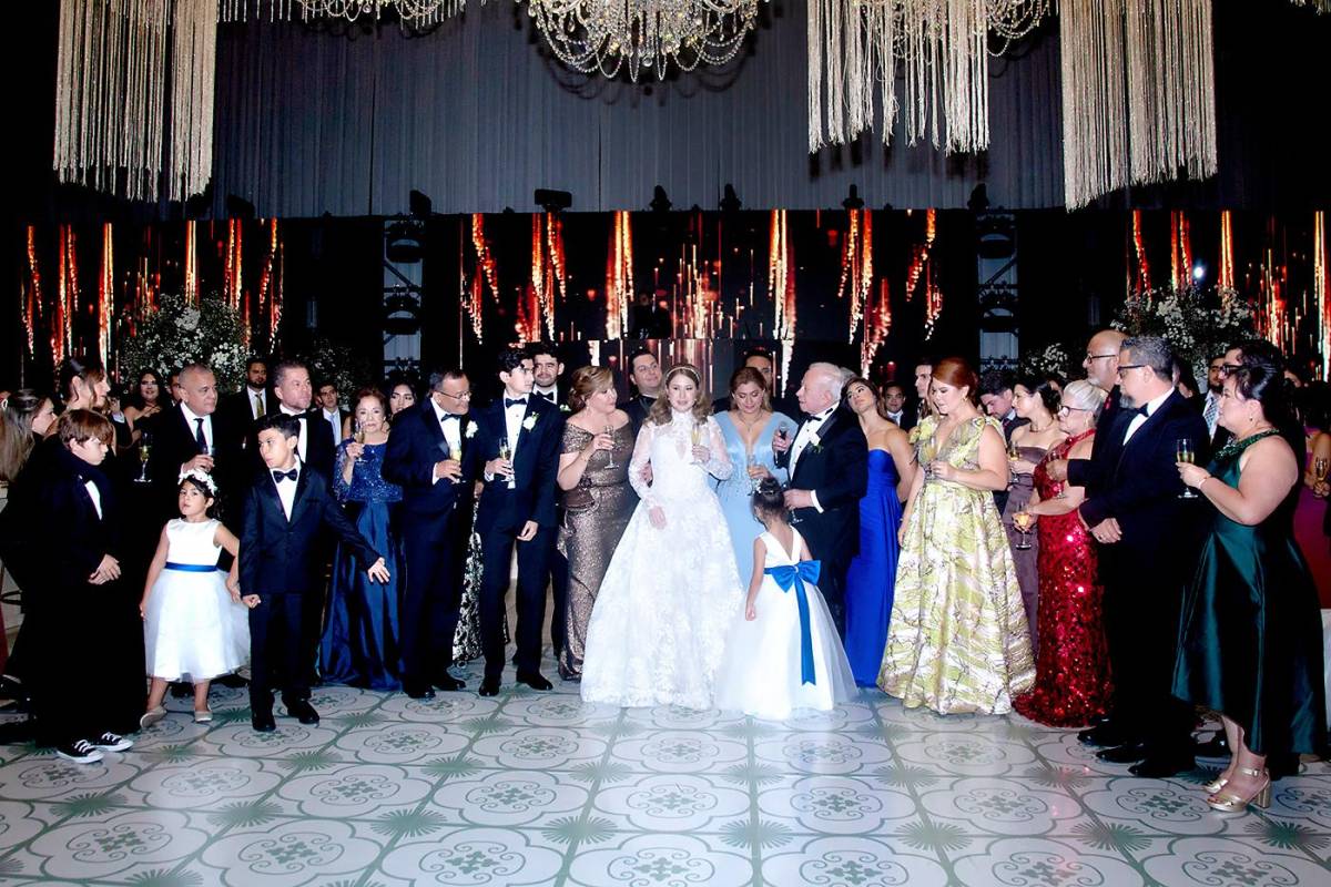 Orlando Merino y Michelle Valladares celebran elegante recepción nupcial