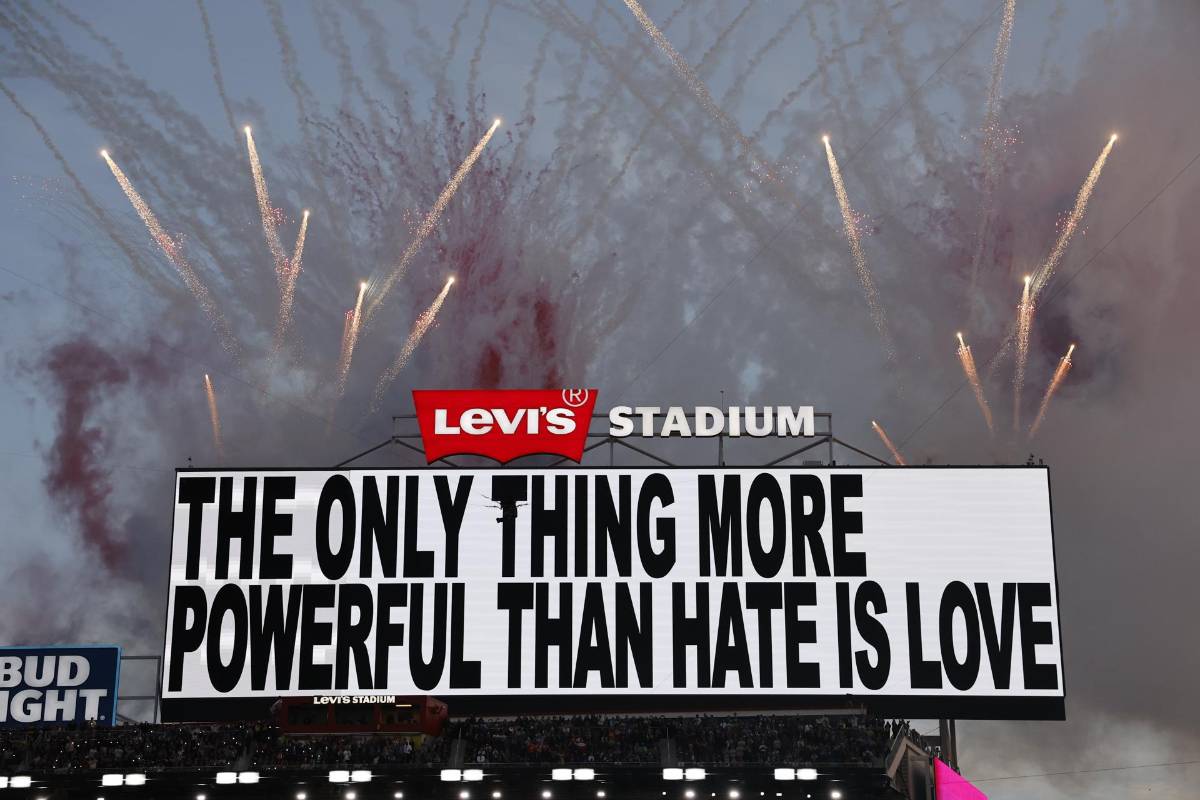 Un rótulo en el estadio ostentaba la frase que Bad Bunny ha hecho suya Lo único más poderoso que el odio es el amor. EFE/EPA/JOHN G. MABANGLO