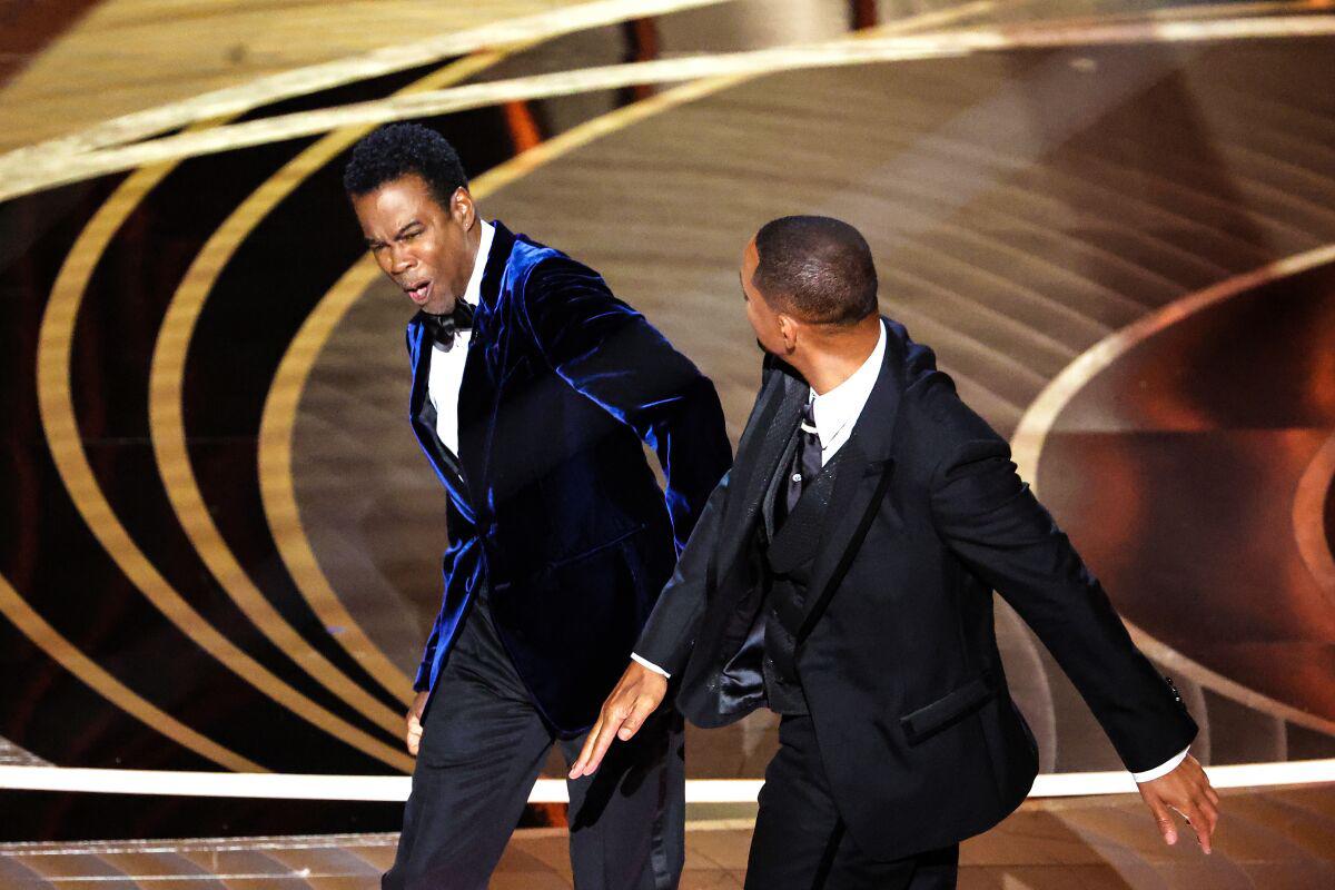 <b>El golpe de Will Smith en los Óscar</b>La gala de los Premios Óscar 2022 es una que nadie podrá olvidar. Mientras Chris Rock presentaba el premio a Mejor Película Documental, hizo una broma sobre la calvicie de Jada Pinkett Smith, lo que provocó que Will Smith se levantara de su asiento y lo abofeteara en plena ceremonia. Si bien Smith se llevó el premio a Mejor Actor esa noche, tuvo que pedir disculpas públicas y renunciar a la Academia de las Artes y las Ciencias Cinematográficas. Asimismo, la Academia lo vetó de asistir a los Óscar por diez años. ¡Las consecuencias de sus acciones!