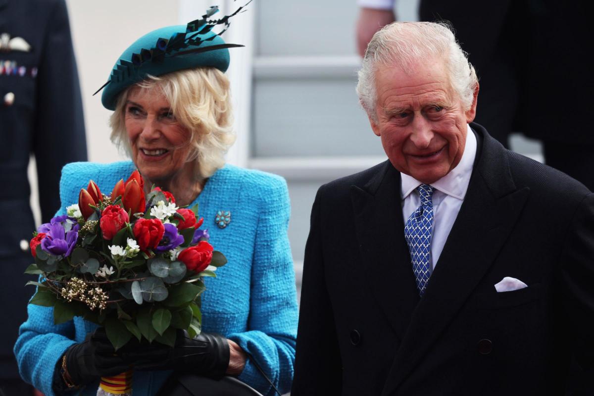 Carlos III realizó su primera visita oficial como rey a Alemania. La pareja aterrizó en un avión blanco decorado con los colores de la Union Jack en el aeropuerto Internacional de Berlín-Brandeburgo 