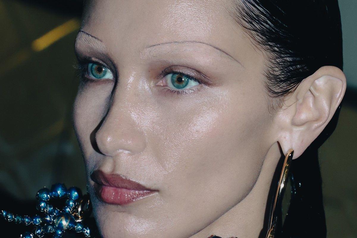 <b>4. Cejas </b>La tendencia implica modificar la forma de las cejas naturales, haciéndolas más delgadas y llamativas con curvas pronunciadas. Para cubrir tus cejas, puedes usar pegamento en barra o jabón, espera que se seque y después aplica corrector. 