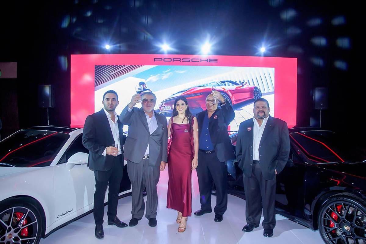 Fernando y Carlos Lama, Daniela Lama de Brito, Alfredo León Gómez y Francisco Abadie. durante el brindis del lanzamiento del Porsche 911.