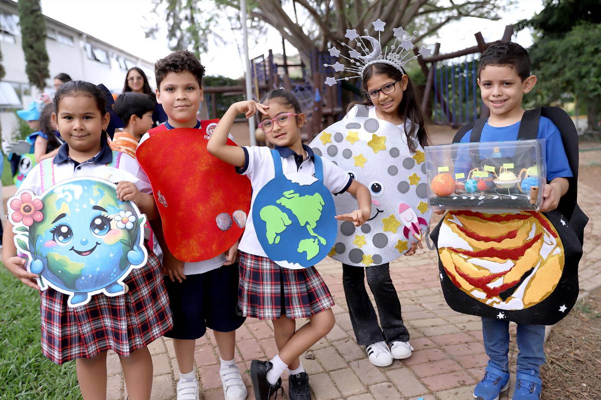 First Grade de Macris School explora el Sistema Solar