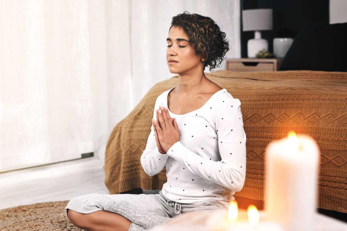 Muchos expertos recomiendan una serie de rituales para librarse de las malas energías, como por ejemplo encender una vela que contenga en la parte de abajo aceite de esencia favorita. Muéstrate en sintonía con el universo y deja que fluyan las energías