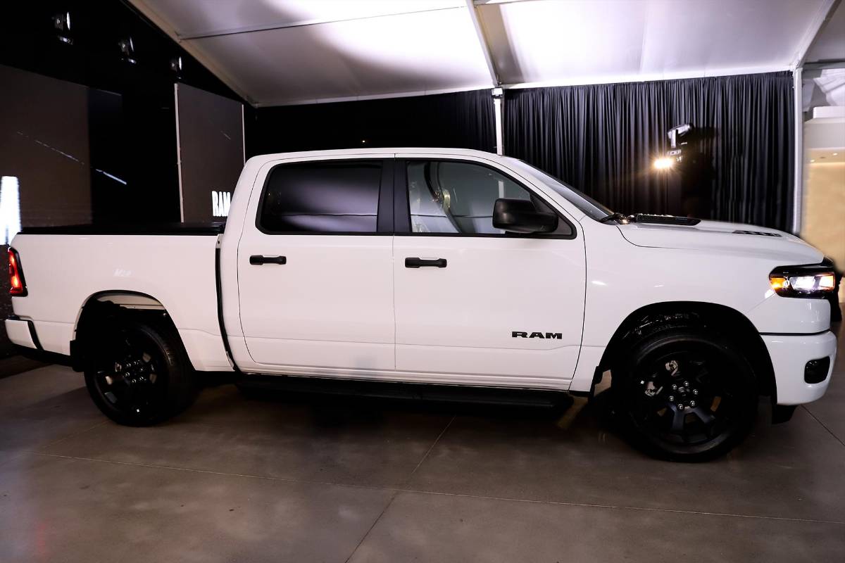 El Ram 1500 Black Express combina la estética agresiva de una camioneta deportiva con un diseño completamente oscurecido. Destaca por su aspecto monocromático, rines deportivos de 20 pulgadas y un potente motor Hurricane biturbo de 3.0 litros capaz de ofrecer 420 caballos de fuerza