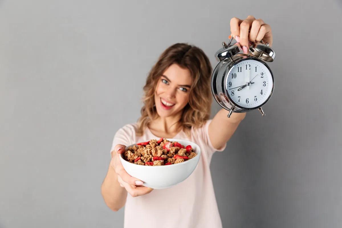 Cuando comes demasiado rápido, no das tiempo para que tu cerebro y cuerpo se sincronicen y se envíe la señal de satisfacción en el momento correcto. Por eso, cuando comes en cinco minutos sueles sentirte llena y cansada durante horas y horas. 