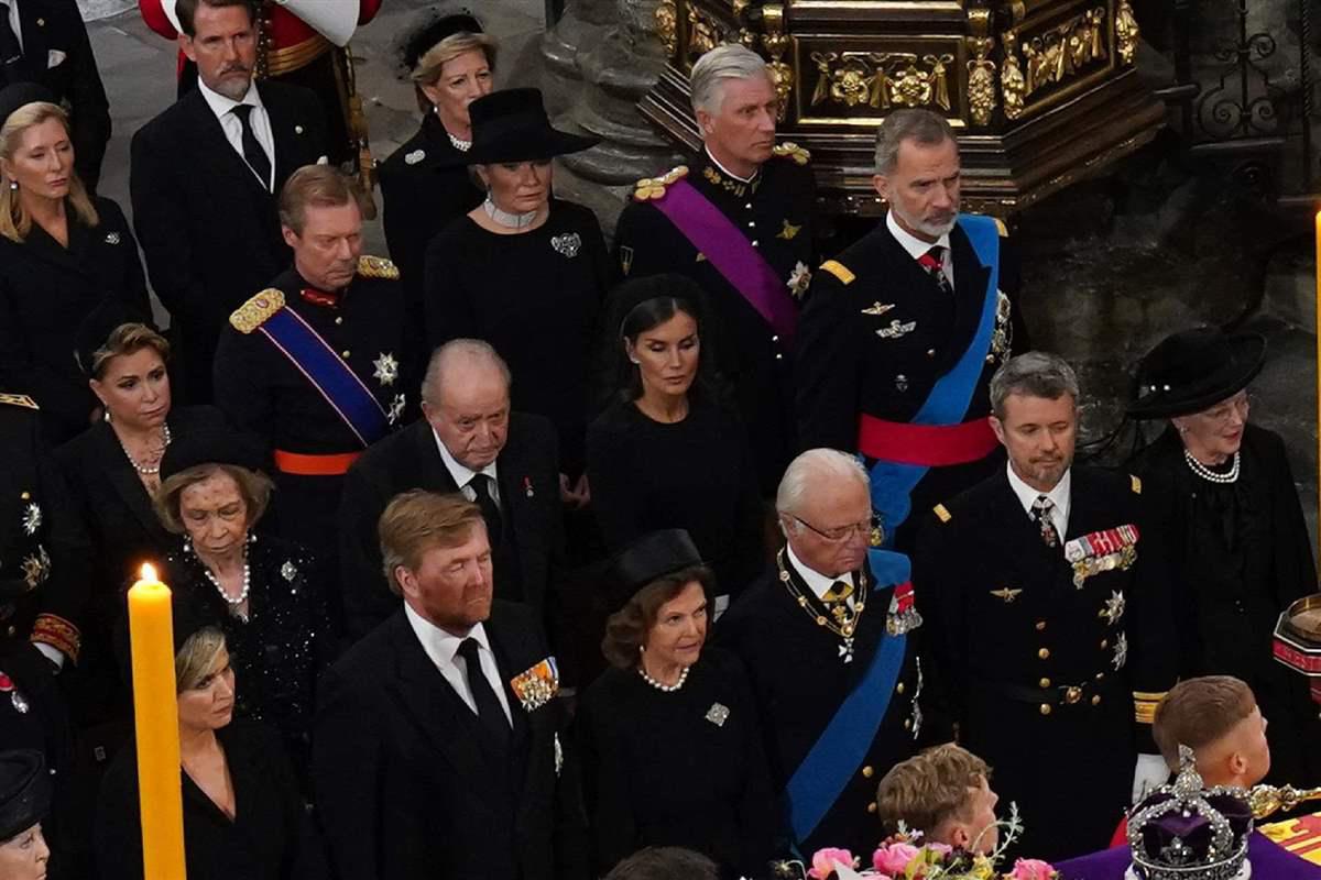 Felipe VI y Juan Carlos se sientan cerca en funeral de Isabel II