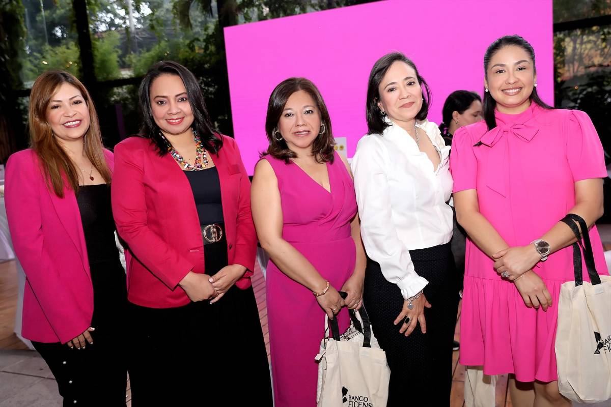 Karla Zerón, Jheisy Torres, Iris Milian, Lucy Arias y Kenia Velásquez.