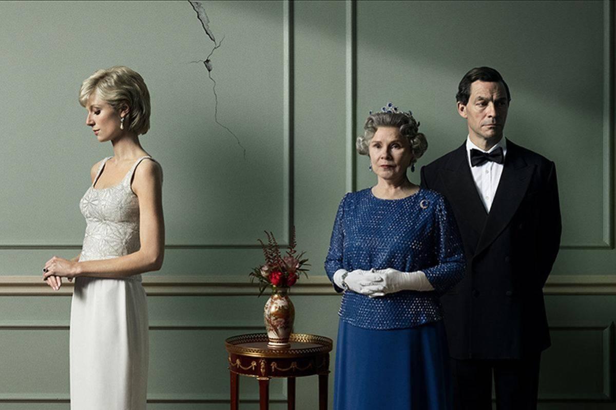 The Crown, ofrece un fascinante vistazo a la vida de la Reina Isabel II y la familia real británica, abarcando desde su matrimonio en 1947 hasta los eventos más recientes de su reinado. La serie deslumbra con su precisión histórica, actuaciones magistrales y una producción de alta calidad. Cada temporada explora los desafíos personales y políticos que la Reina debe enfrentar, al tiempo que retrata eventos históricos clave que han definido a Gran Bretaña. Además, la serie ha contado con destacados actores como Vanessa Kirby, Olivia Colman, Matt Smith y Josh O’Connor.