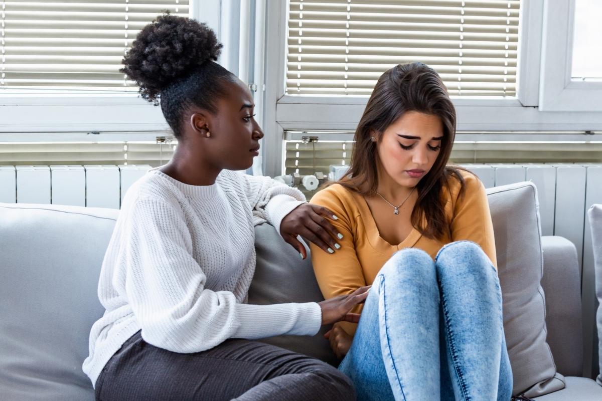 <b>Escucha activamente</b>Haz espacio para que tu ser querido hable sobre sus sentimientos, miedos y preocupaciones. Escuchar de manera comprensiva y sin juzgar puede ser muy reconfortante.